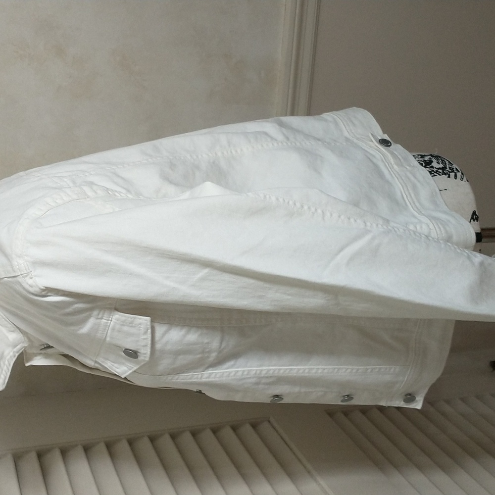 NWT Universal Thread White Denim Jacket with Butt… - image 2